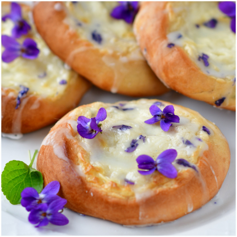 Gâteaux à la levure aux fleurs de violette