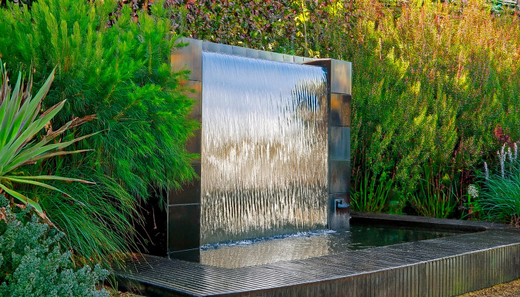 L'eau comme ... mur? Ce n'est pas seulement une décoration, mais aussi un climatiseur naturel. Vérifiez comment le construire