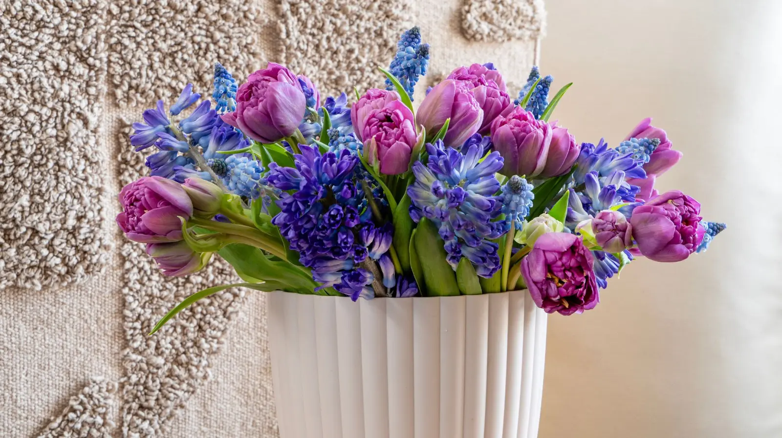 Faites le ressort sur la table! Ces fleurs d'oignon ont l'air folles dans le vase
