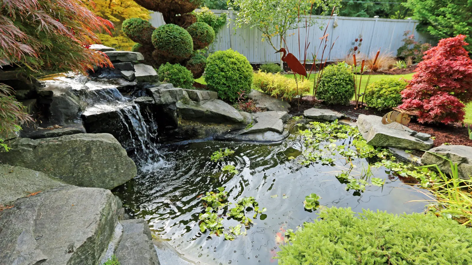 Cascade dans un petit jardin ? Oui, mais sagement. Les erreurs qui coûtent le plus cher