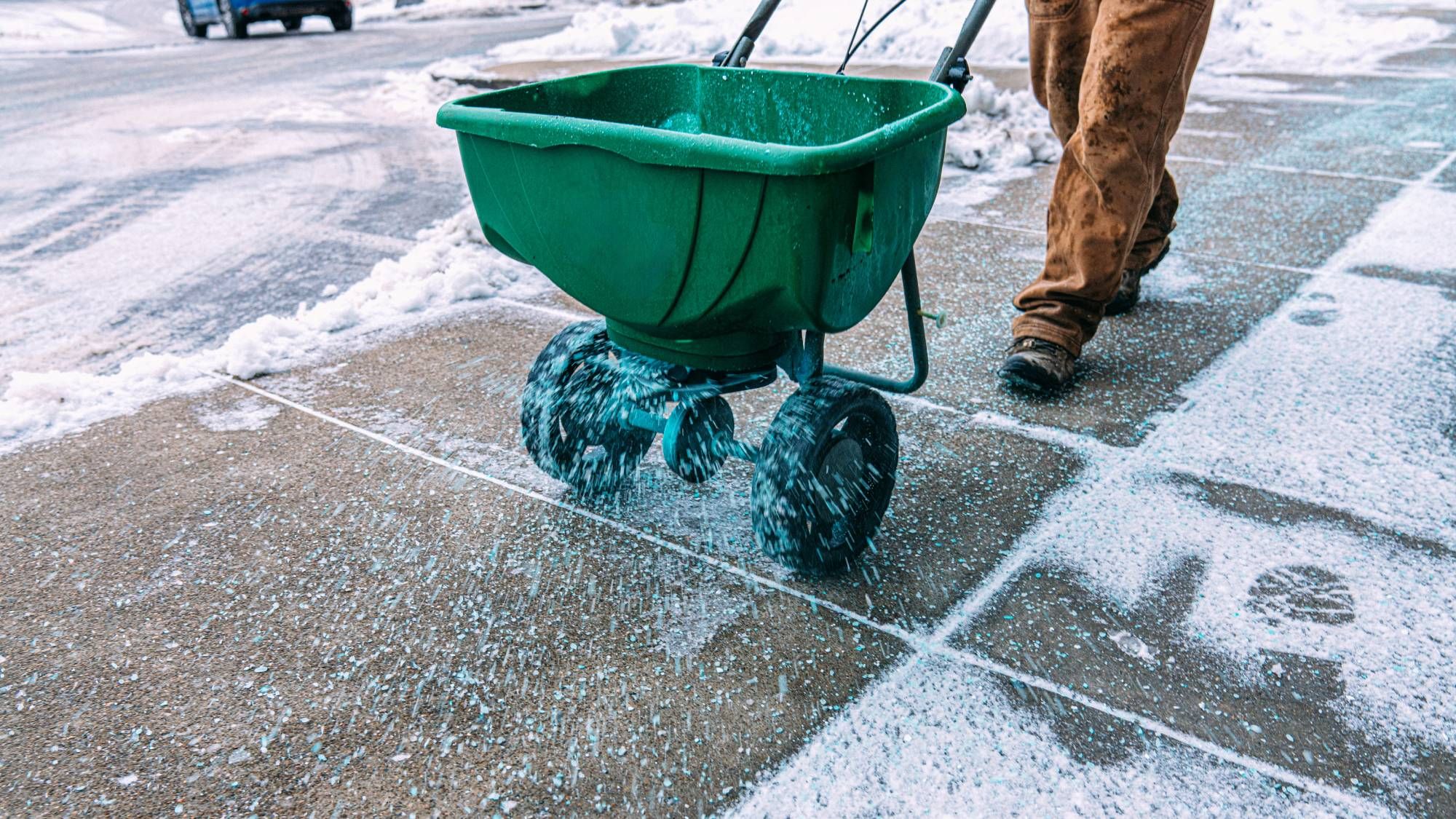 Pouvez-vous saler l’allée ou le trottoir d’un voisin ?