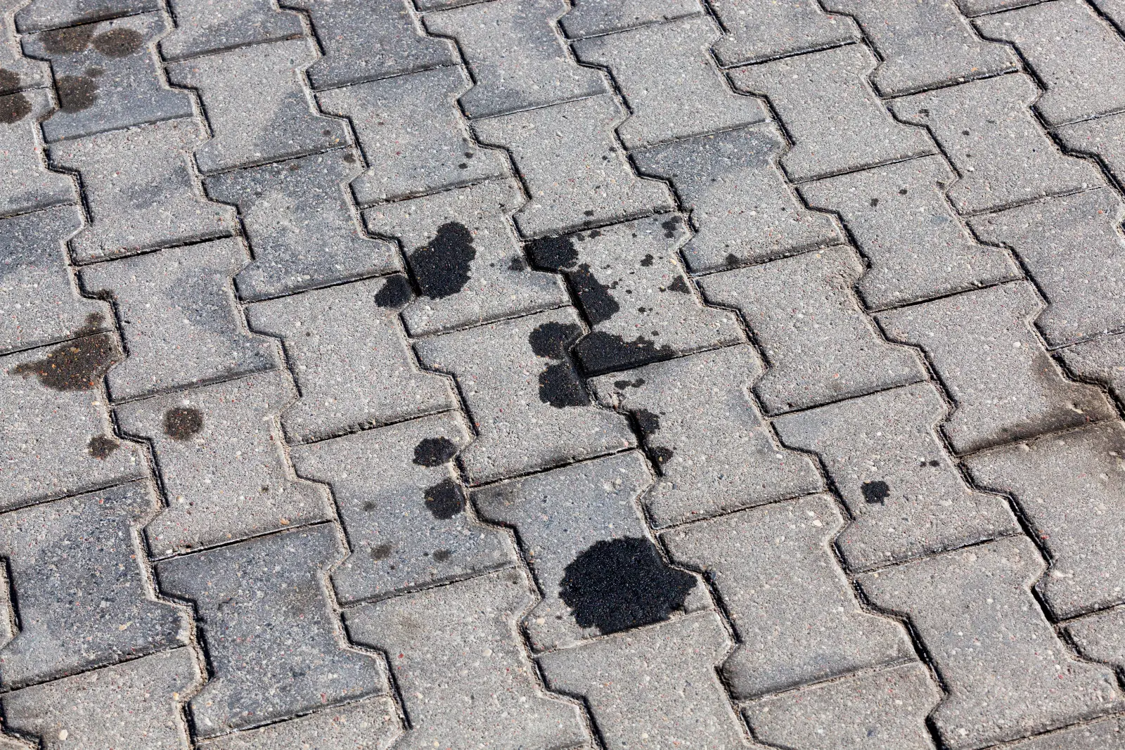 Comment enlever les taches d'huile, de graisse et autres sur les pavés ? Cela fonctionne mieux