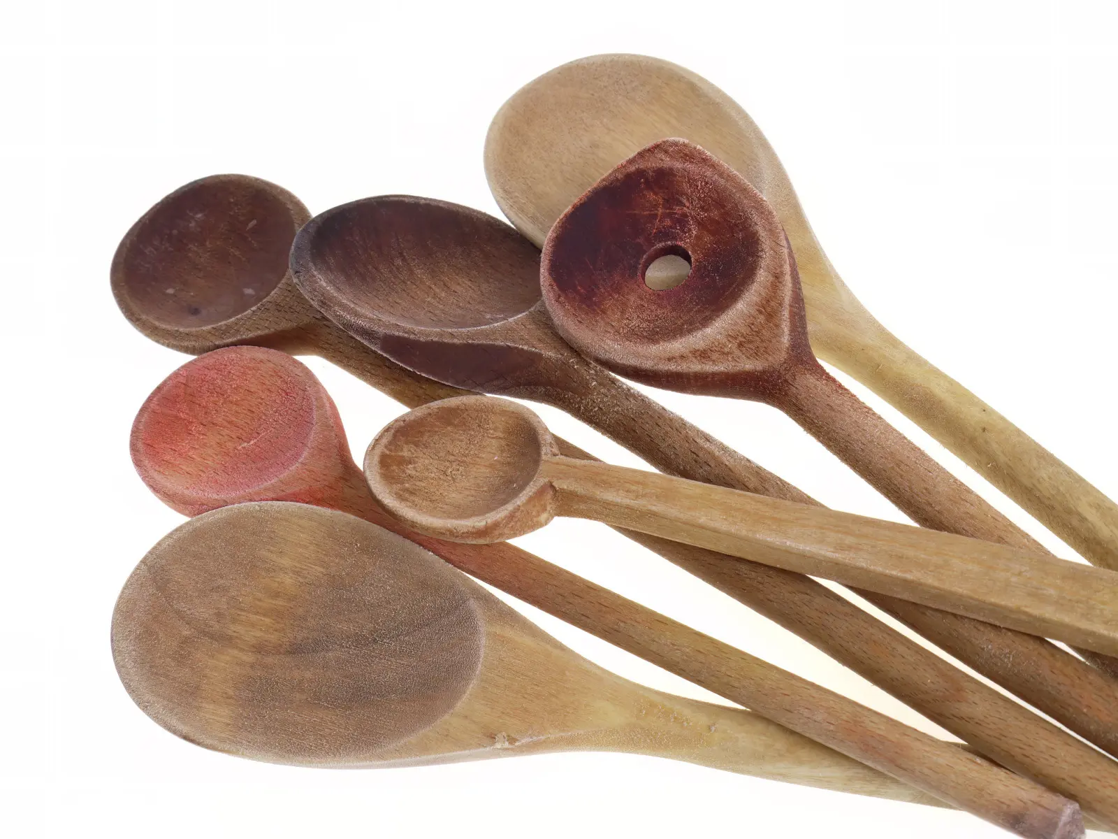 Comment rafraîchir les cuillères et les planches de cuisine ? Tout ce dont vous avez besoin c'est de sel ou de bicarbonate de soude et d'eau bouillante.