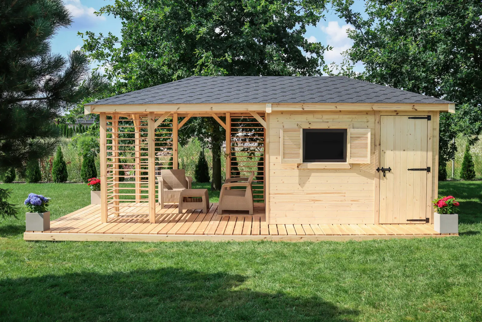 Petite architecture dans le jardin – comment aménager un espace pratique et esthétique chez soi ?