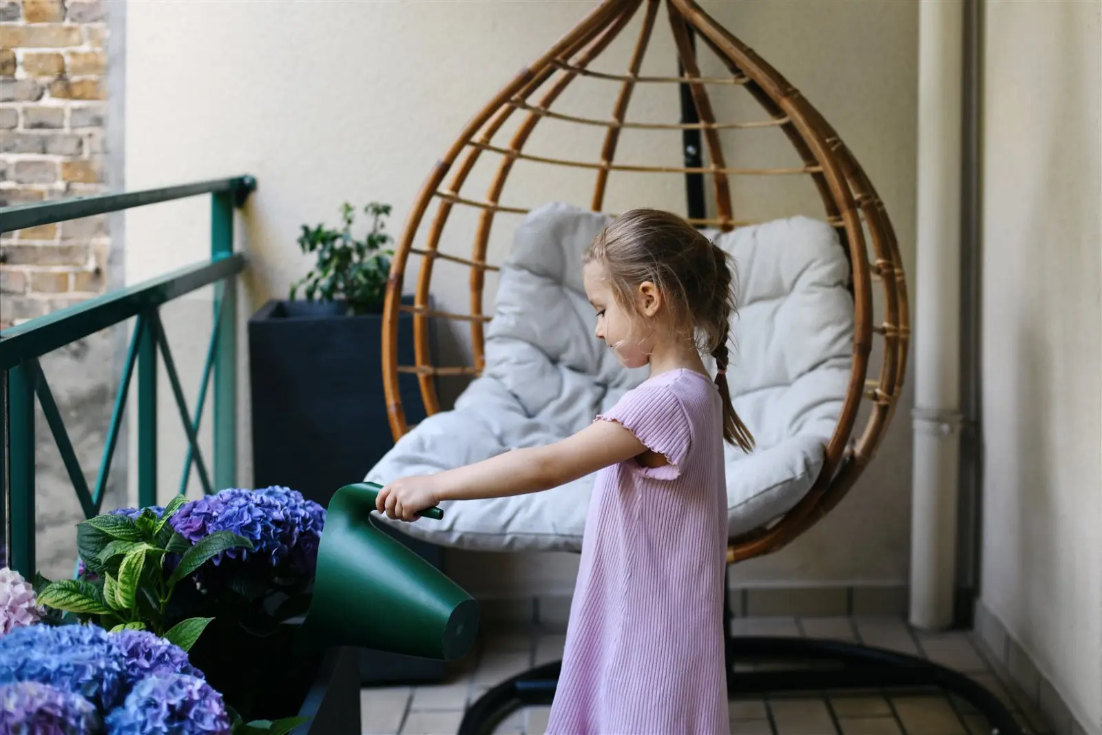 Meubles de balcon sans danger pour les enfants - bords arrondis et structures stables