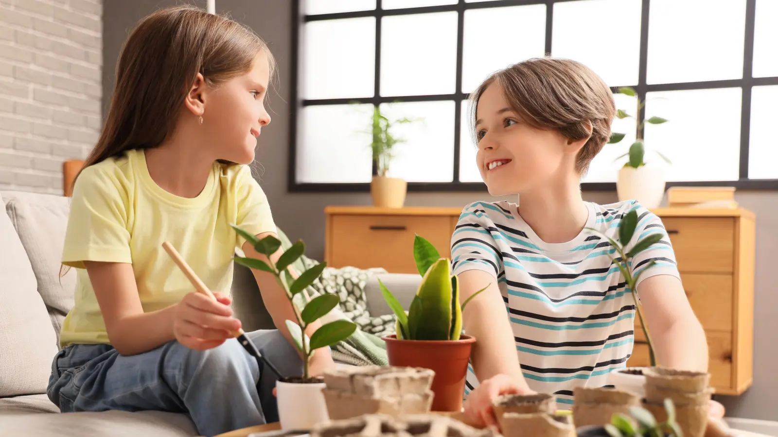 Vous cherchez des plantes pour les enfants ? Voici des suggestions sûres, des risques et des mini-projets à surveiller