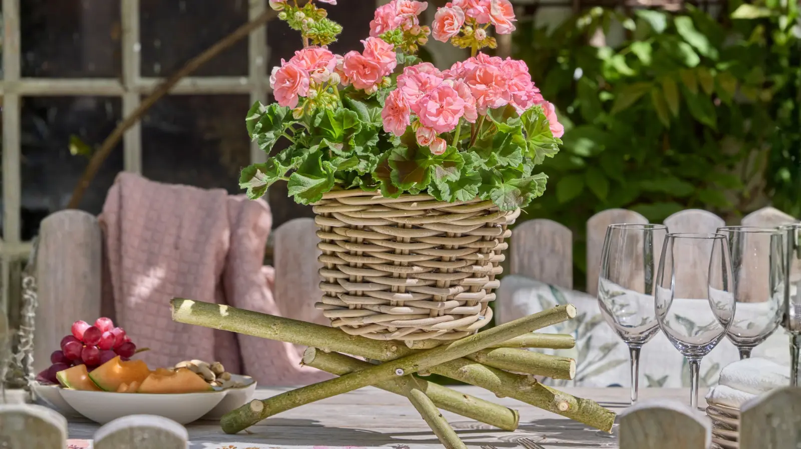 La plus jolie décoration pour une table d'été est réalisée à partir de ce que l'on trouve dans le jardin