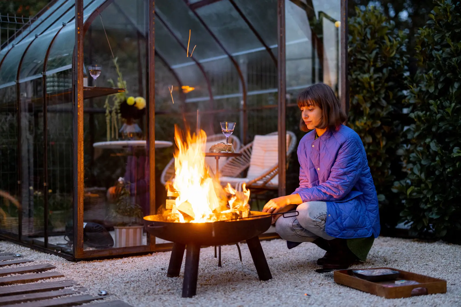 Acier ou fonte ? Nous vous conseillons quel foyer de jardin fonctionnera le mieux