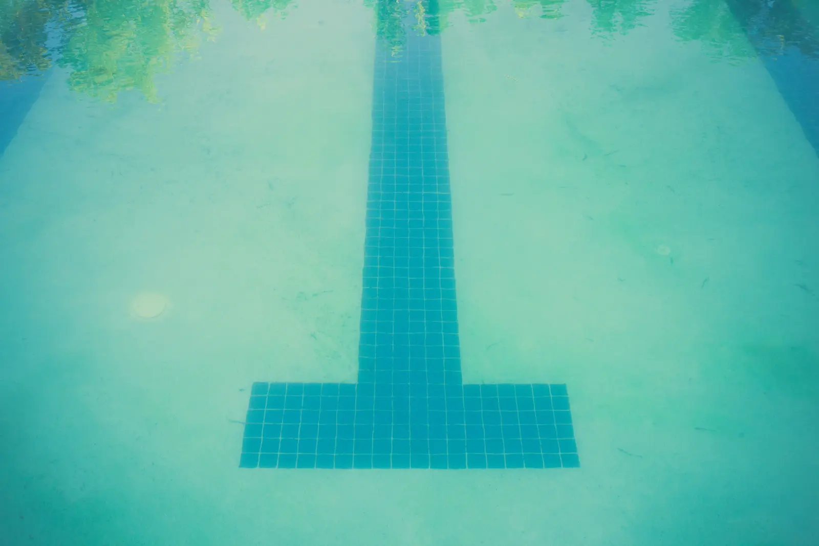 L'eau de la piscine est devenue laiteuse ? Le chlore seul peut ne pas suffire