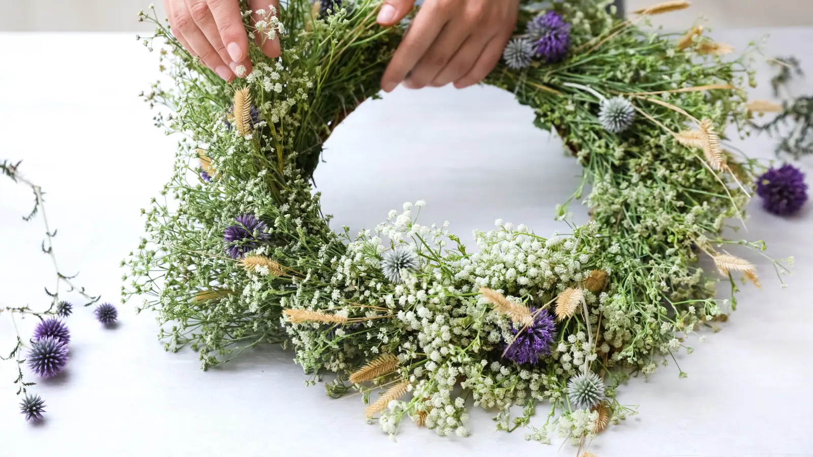 Quelles plantes conviennent le mieux pour une couronne d’été ? Apprenez à connaître les espèces et les arrangements prêts à l'emploi