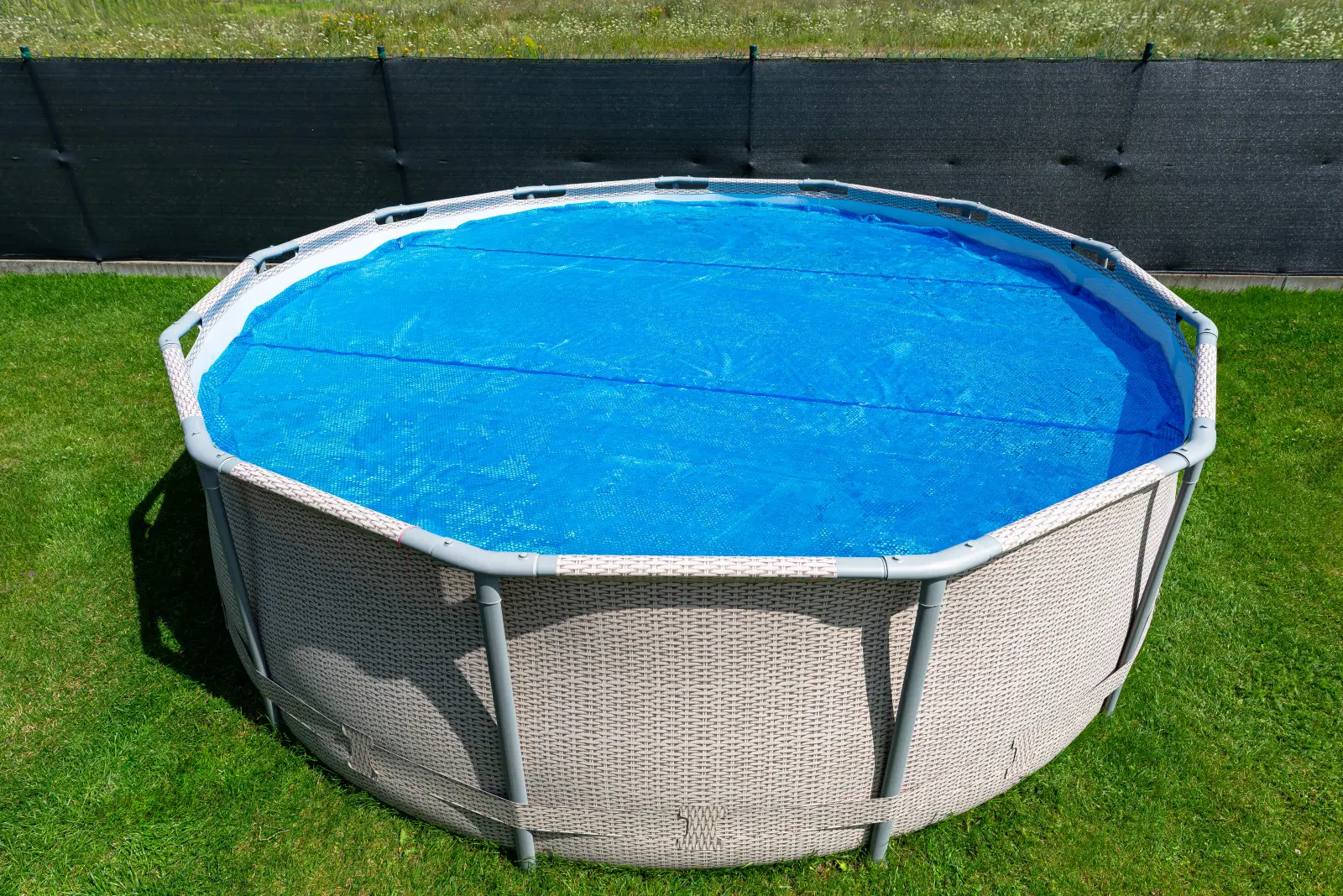 Vous souhaitez une eau plus chaude dans votre piscine ? Vérifiez les avantages et les inconvénients du film solaire