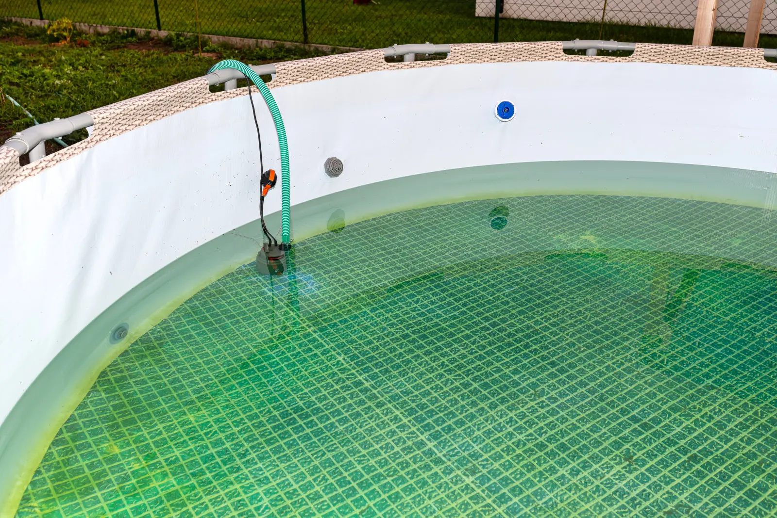 Que faire de l'eau de piscine après la saison ? Vérifiez d'abord, puis relâchez