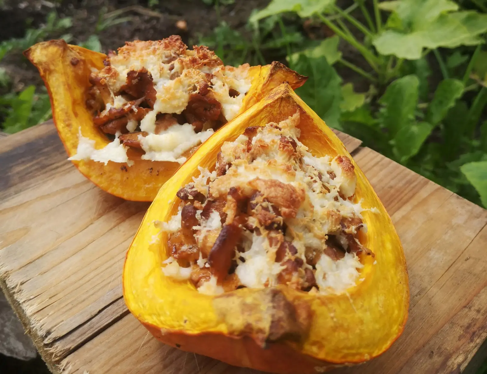 Recette de citrouille d'Hokkaido au four avec girolles, sauge et fromage fumé