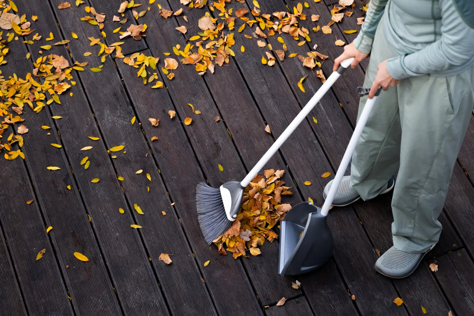 Y a-t-il des feuilles mouillées sur la terrasse ? Ramassez-les car ils peuvent laisser des endroits glissants